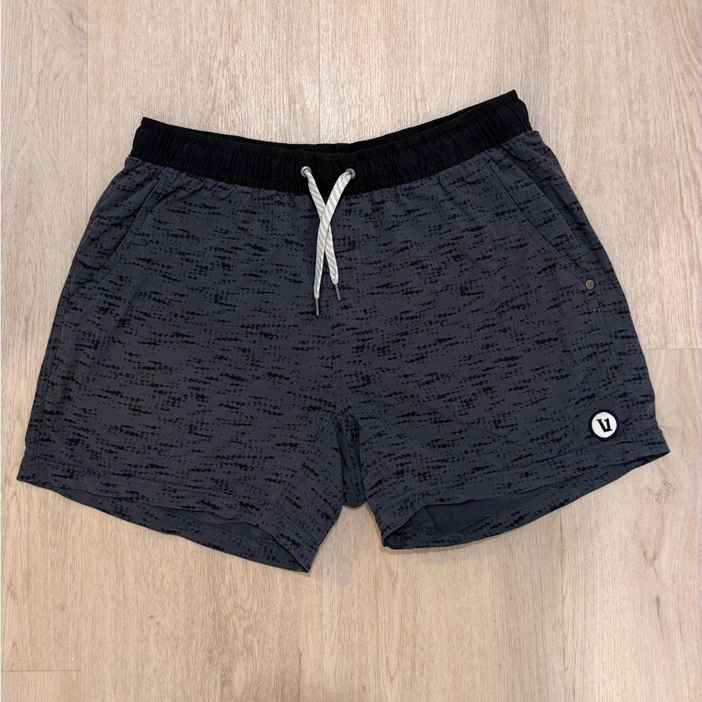 Vuori (L) Kore Men's Dark Gray “Moonlight Sand” Patterned Athletic Shorts